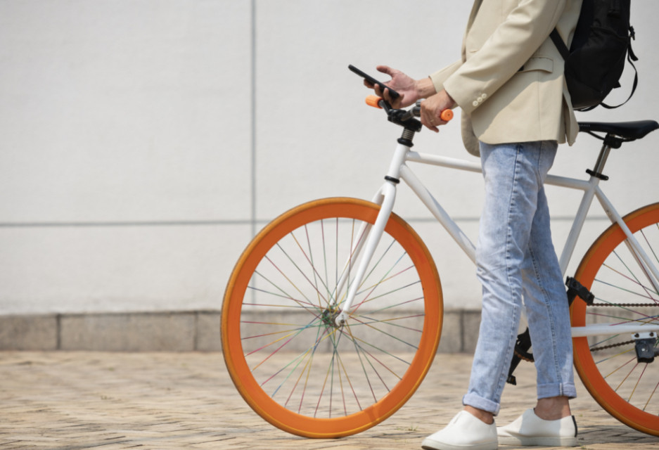 Rowerem do pracy: jak połączyć wygodę z bezpieczeństwem?